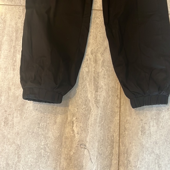 Guyueqiqin cargo black pants with 2 side pockets stretchy waist NWOT - Picture 3 of 3